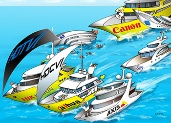 Карикатура о морской регате. Регата в открытом море. Яхты с логотипами компаний. Впереди три яхты — Axis (команда белая), Hikvision и Dahua (жёлтые). На Hikvision и Dahua приделаны дополнительные паруса с надписями соответственно HDTVI и HDСVI. Капитан Dahua смотрит назад в бинокль, где белеет маленькая отставшая яхта Pelco. Остальные моряки друг другу “подсерают” — отталкивают баграми, лупят из рогаток, показывают рожи. За ними плывёт большая яхта Canon (жёлтые), втаскивающая на борт яхту поменьше Milestone (белые). Между Canon и отставшей Pelco терпит крушение яхта DM — легла на бок, моряки в спасательных кругах барахтаются вокруг.