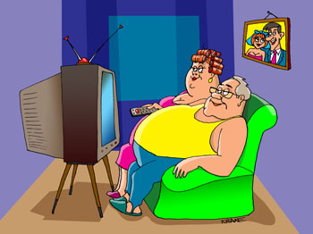 Муж и жена смотрят большой телевизор с трубчатым кинескопом. Сидят на диване с дистанционным пультом. На стене висит их свадебное фото.