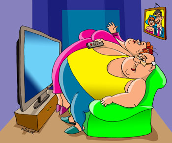 Муж и жена с огромными животами смотрят большой плоский телевизор led экраном. Сидят на диване с дистанционным пультом. На стене висит их свадебное фото. 